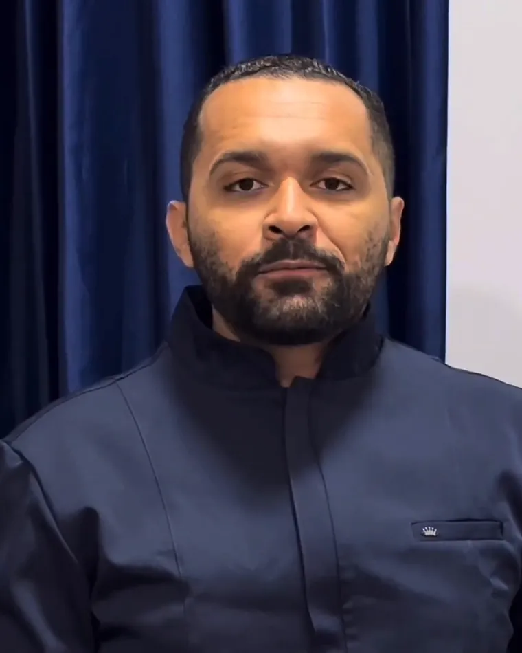 Dr. Diogo G. Fernandes, fisioterapeuta da DG, de jaleco azul-marinho